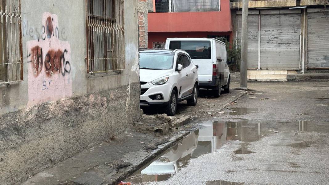 Vicdansız adam! Çocuğun kafasını önce arabaya vurdu sonra çocuğu yere fırlattı 2